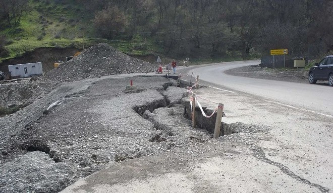 Daşkəsəndə avtomobil yolu çökdü