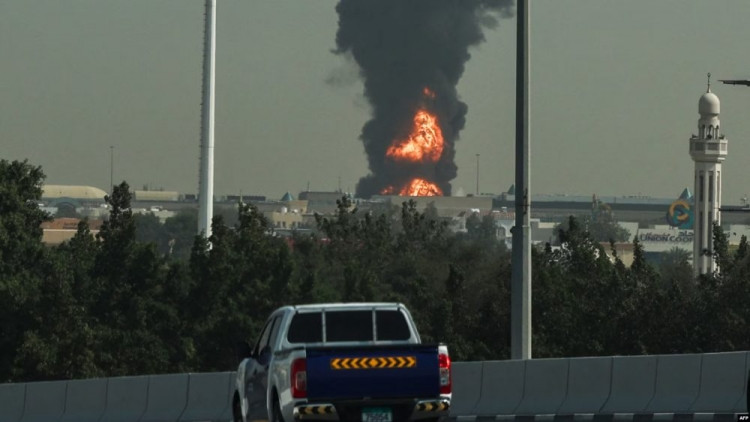 Dubay limanı yaxınlığında tankerə hücum edildiyi bildirilir, yaralananlar var
