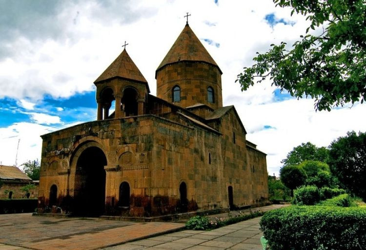 Ermənistanda kilsə "beçinci kolon"a çevrilir-