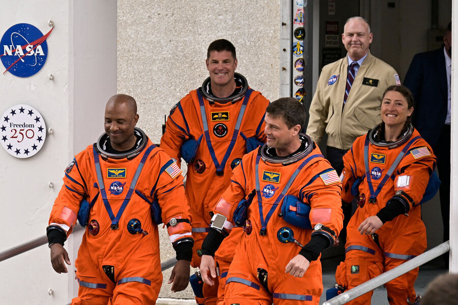 ABŞ 50 ildən sonra Aya ilk insan missiyasını həyata keçirdi