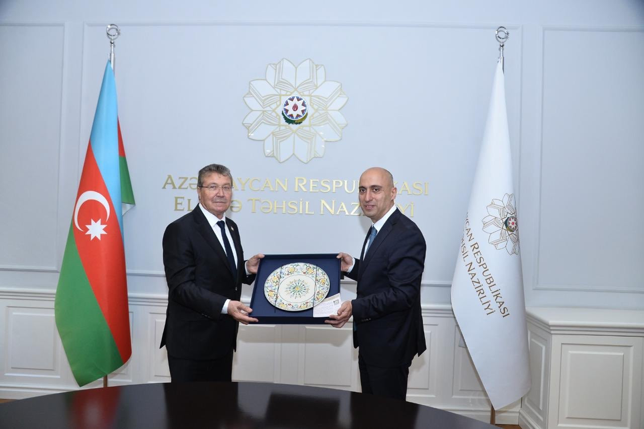 Emin Əmrullayev Şimali Kiprin Baş naziri ilə görüşüb