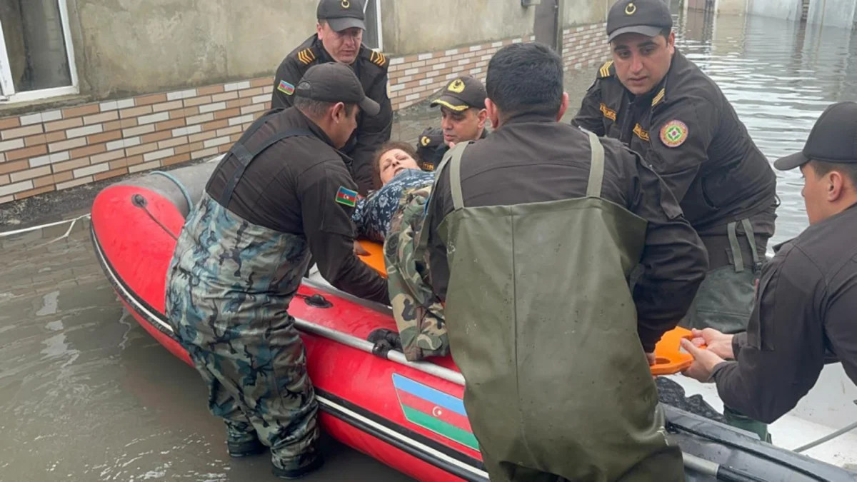 Bakıda su basmış yerlər təmizlənir, Keşlədə 58 nəfər təxliyə edilib
