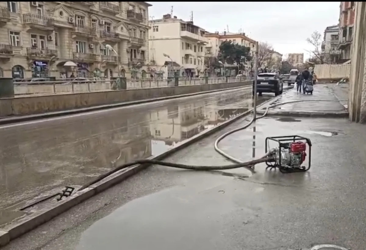 Yağış sularının kənarlaşdırılması davam edir