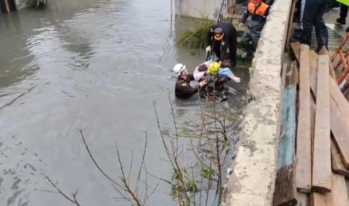 Keşlədə su basmış ərazilərin sakinləri təxliyə edilib -