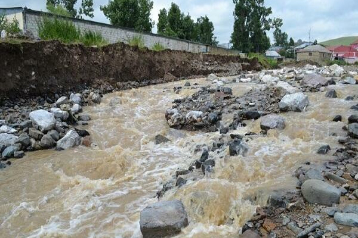 Sellər insanları aparır: Yağış suları çox böyük faciələrə səbəb olur