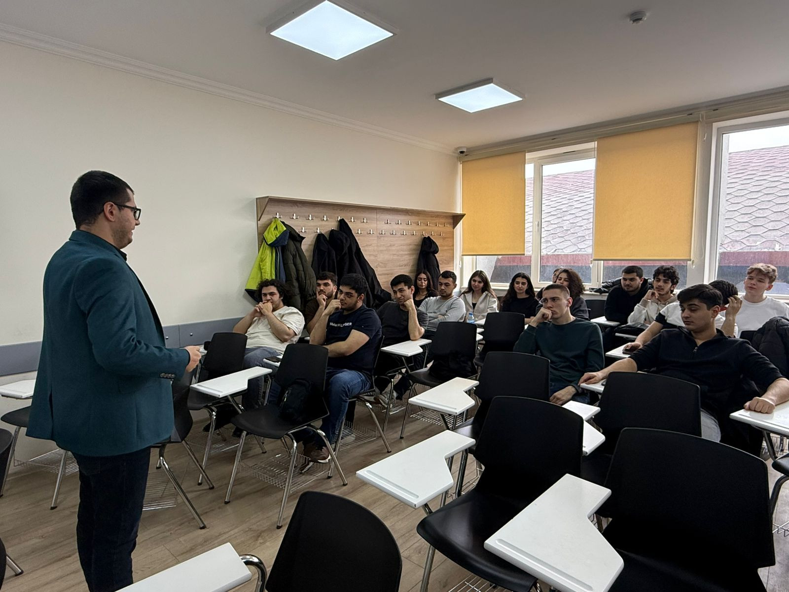 Cross Media-nın redaktoru UNEC-də iqtisadi proseslərin mediada işıqlandırılmasından danışıb