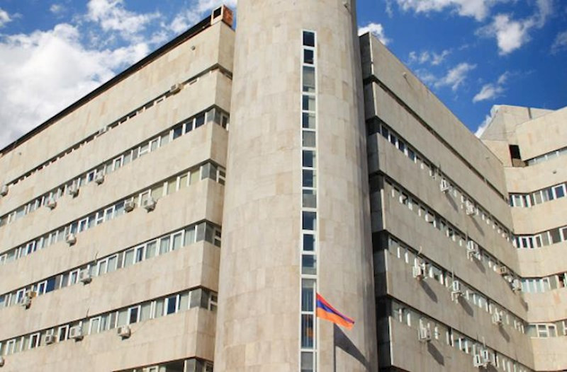 Ermənistanda nazirlik binasına atəş açılıb