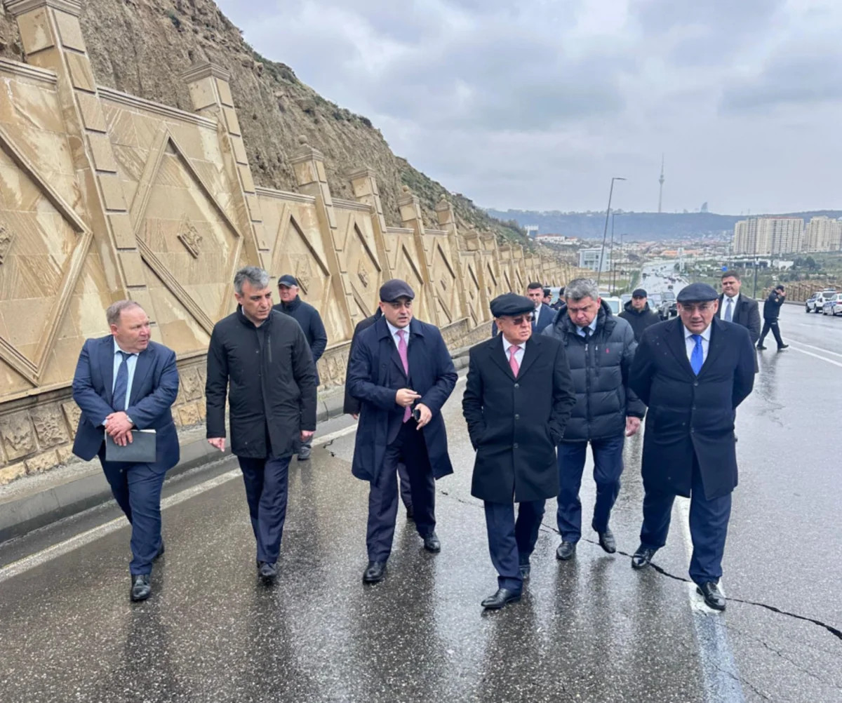 Kəmaləddin Heydərov Bibiheybət yolundakı sürüşmə təhlükəsi ilə bağlı əraziyə baxış keçirib -