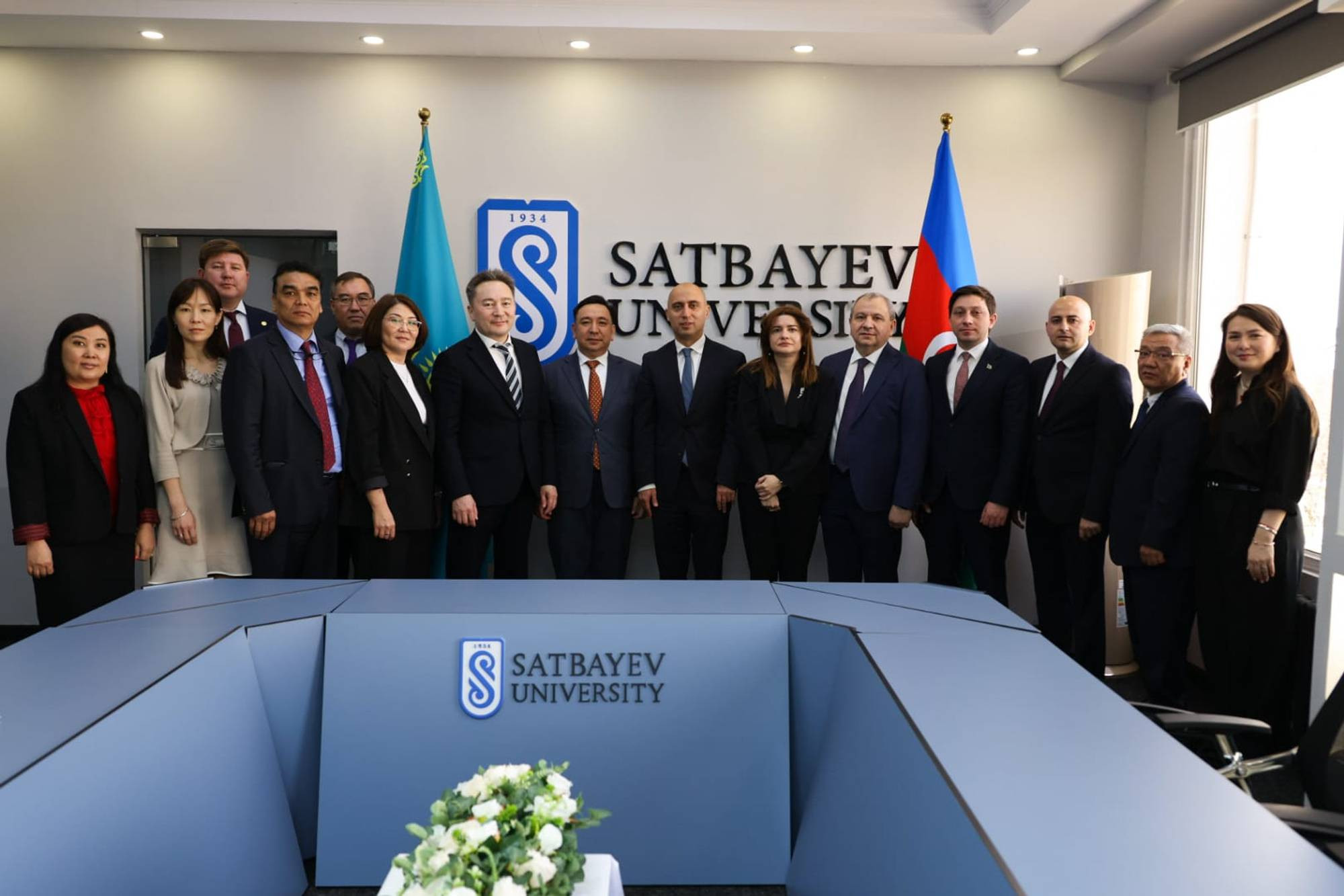 Emin Əmrullayev Almatıda azərbaycanlı tələbələrlə görüşdü