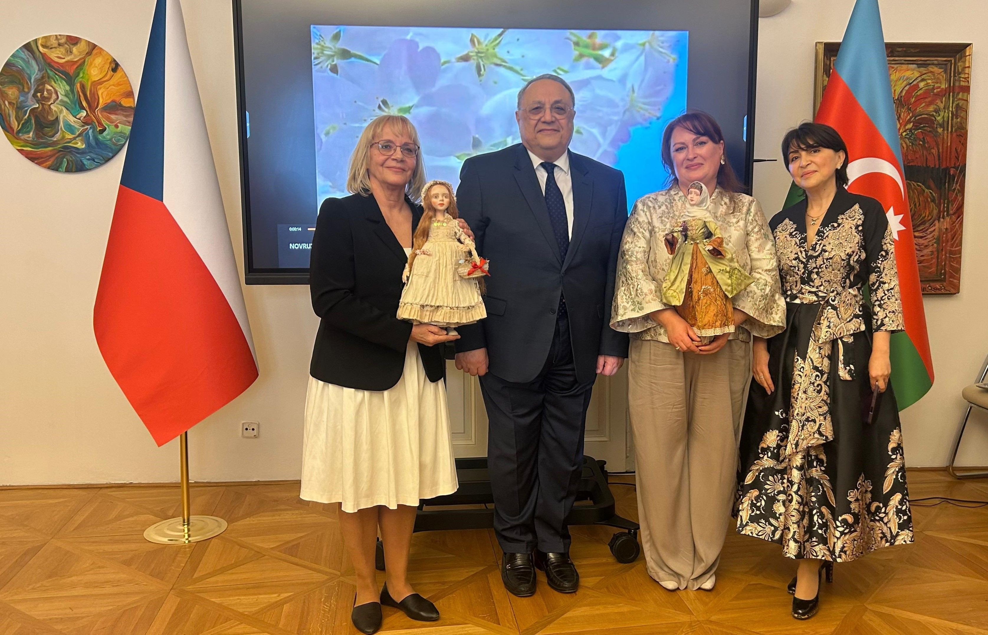 Praqada Novruz və Pasxa mövzusunda “Təbiət Ananın dörd ünsürü” kukla sərgisi açılıb
