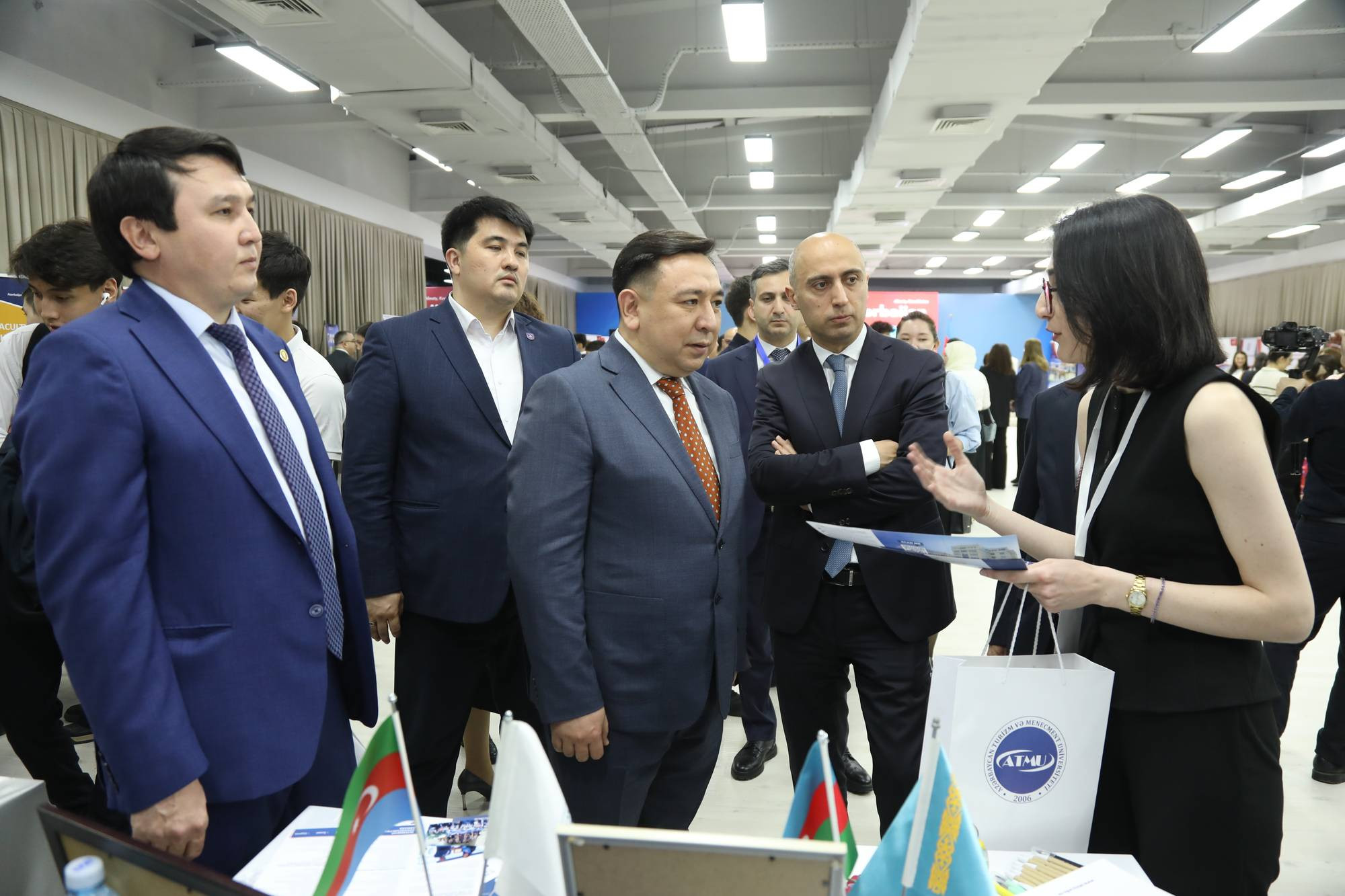 Emin Əmrullayev Qazaxıstanda “Study in Azerbaijan” beynəlxalq təhsil sərgisi ilə tanış olub