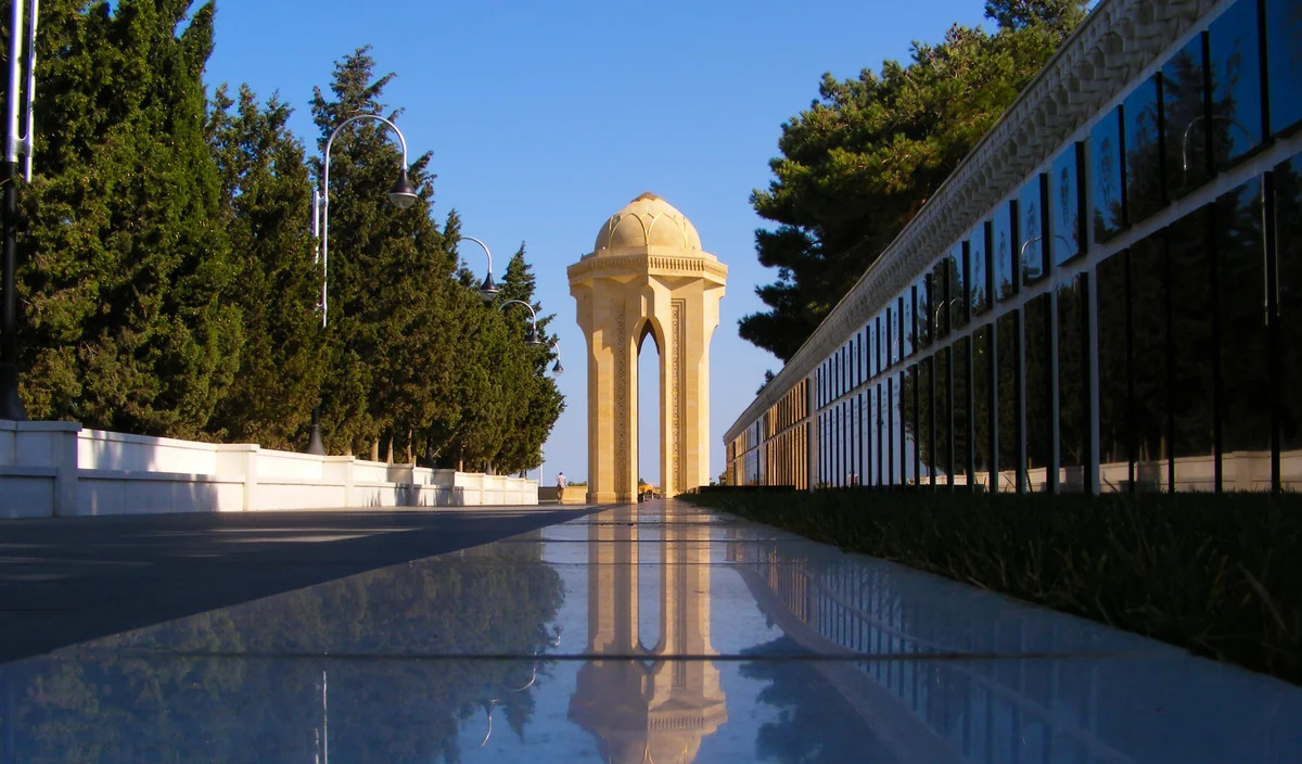 Litvanın Baş naziri Bakıda şəhidlərin xatirəsini anıb