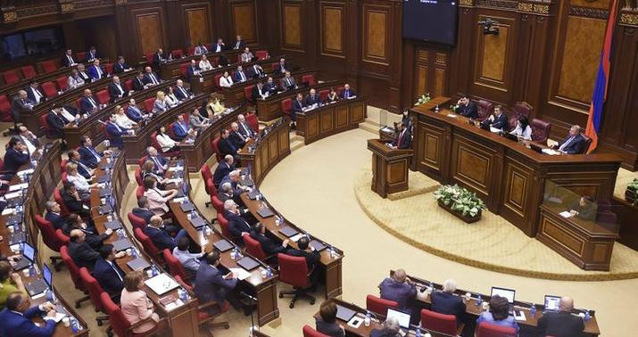 Parlament seçkiləri ərəfəsində Ermənistanda siyasi zəlzələ baş verir