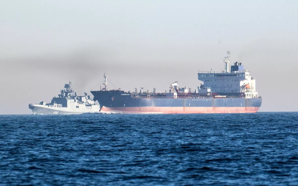 Rusiya dörd neft tankerini La-Manşda hərbi müşayiətlə keçirdi