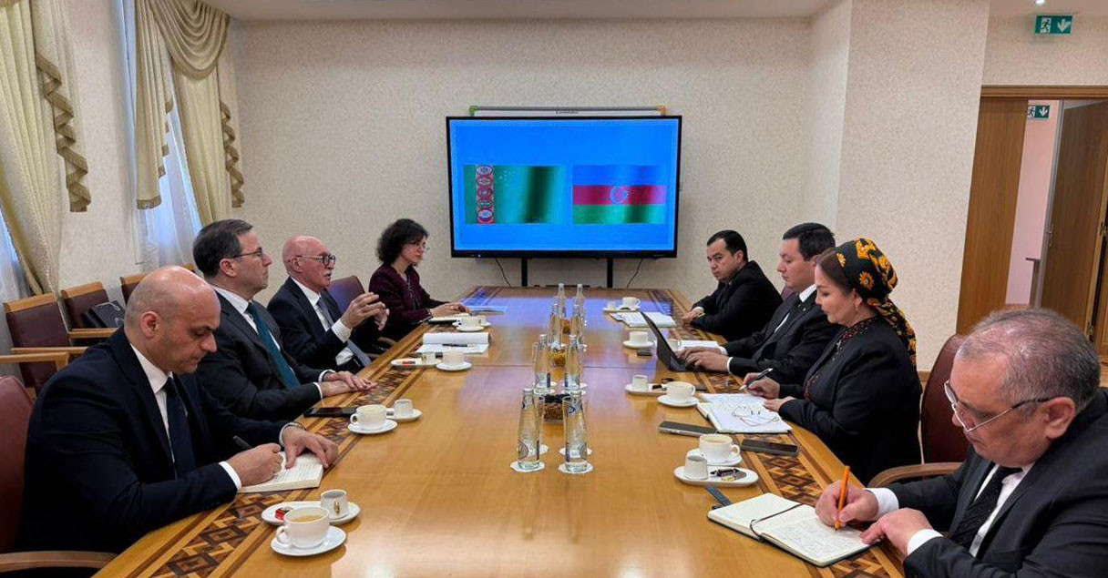 Firudin Qurbanov Türkmənistanın təhsil nazirinin müavinləri ilə görüşüb