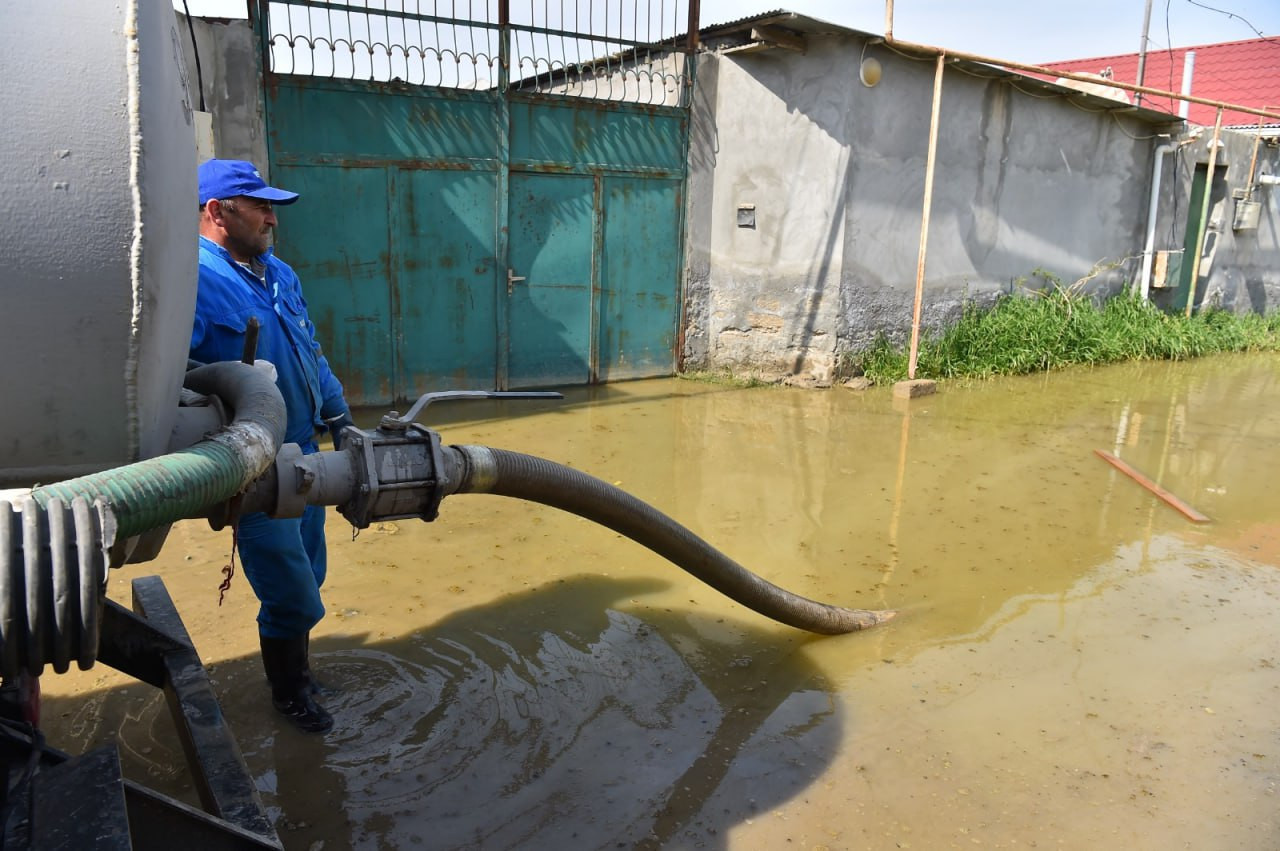 Yağış sularının kənarlaşdırılması işləri davam etdirilir
