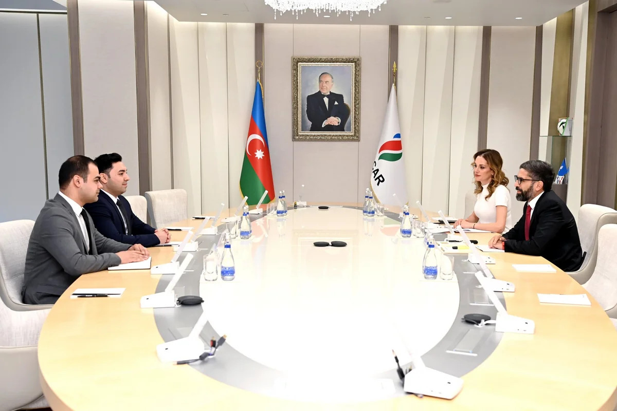 Rövşən Nəcəf "Yüksəliş" müsabiqəsinin qalibləri ilə görüşüb