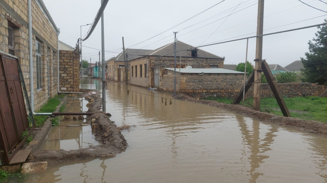 Yağış sularından yüzlərlə zərərçəkmiş var -