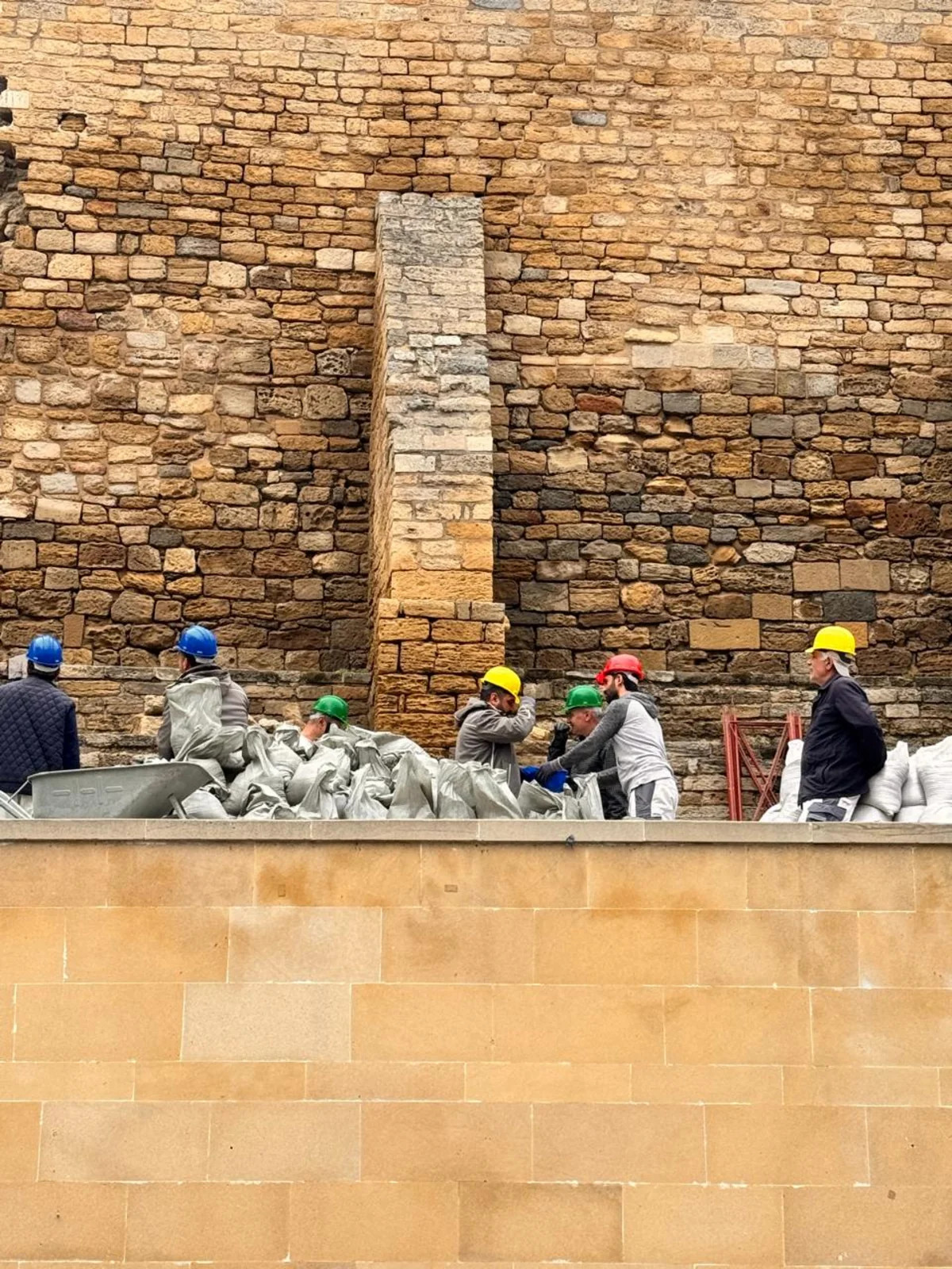 İçərişəhər qoruğu: Qala divarında baş vermiş qismən dağılma ilə bağlı təxirəsalınmaz tədbirlər görülür