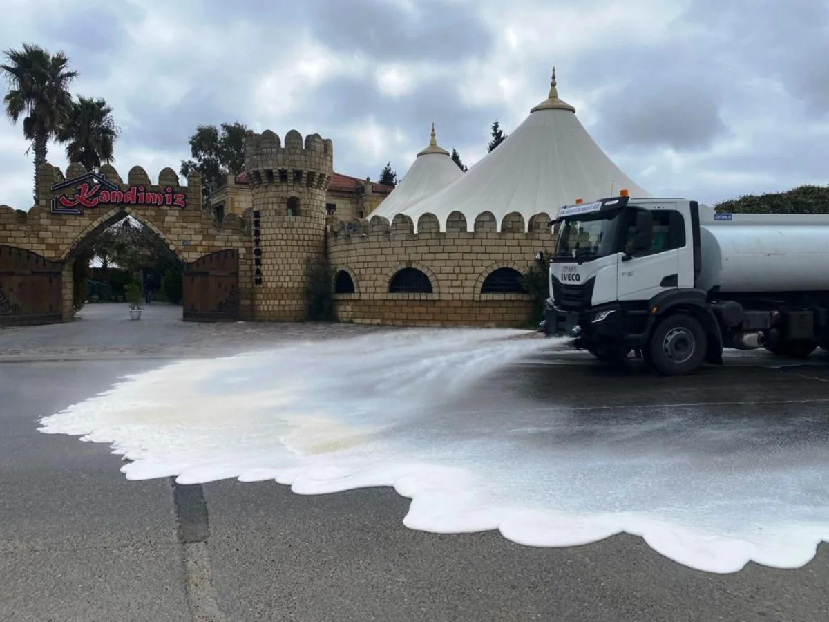 Bakı Şəhər İcra Hakimiyyəti küçələrə su səpdi