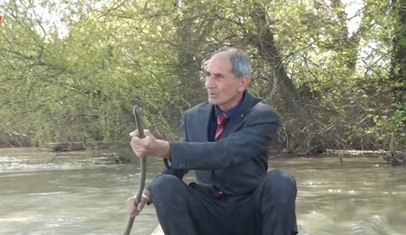 Məktəbə hər gün qayıqla gedib - gələn kənd müəllimi: Çətindir, amma alternativ yoxdur