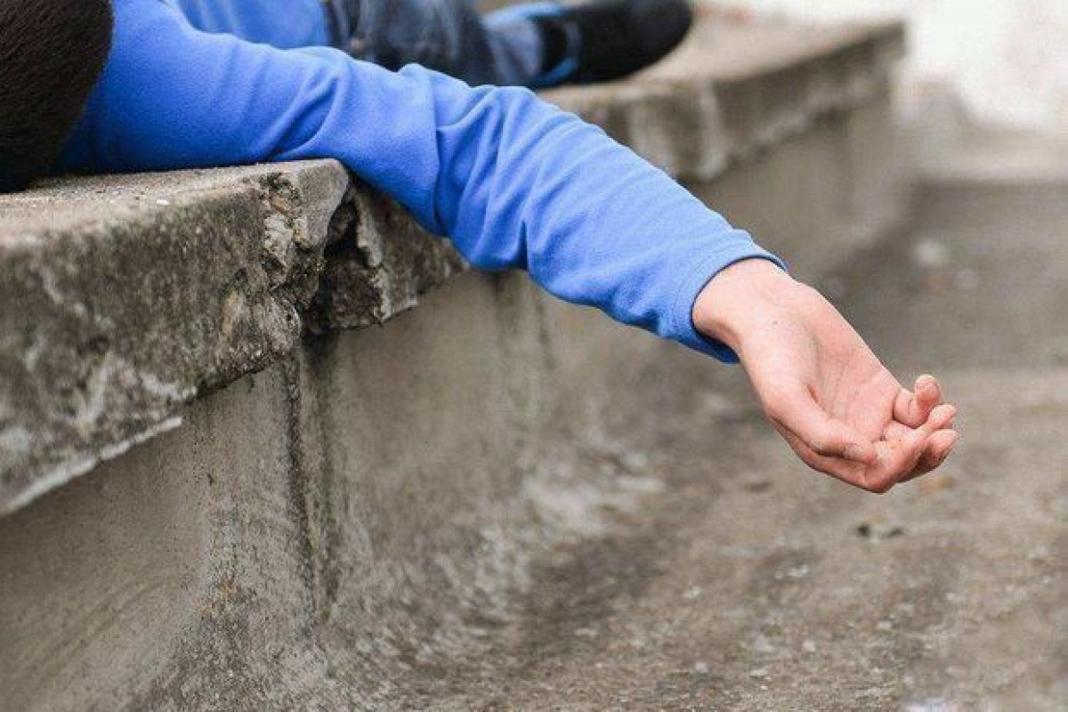 Lökbatanda 48 yaşlı kişi yıxılaraq ölüb