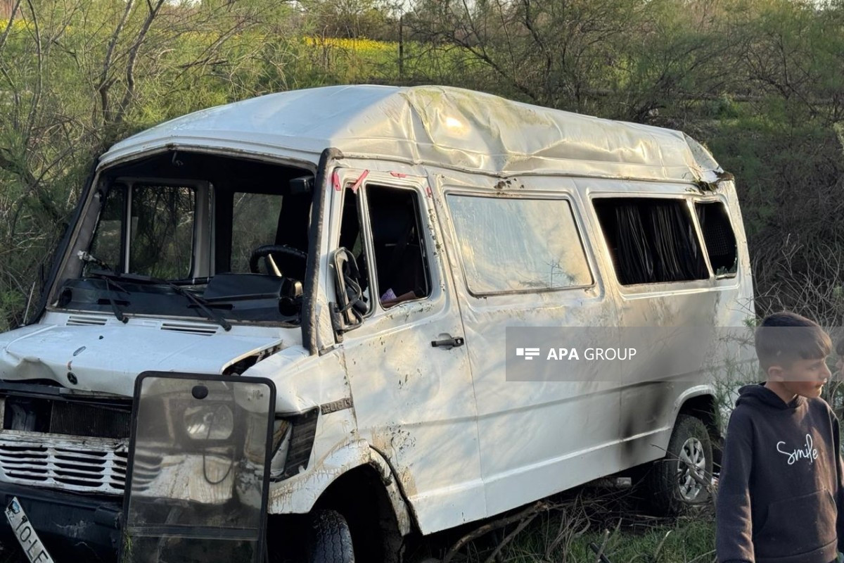 Şagirdləri daşıyan mikroavtobus aşıb