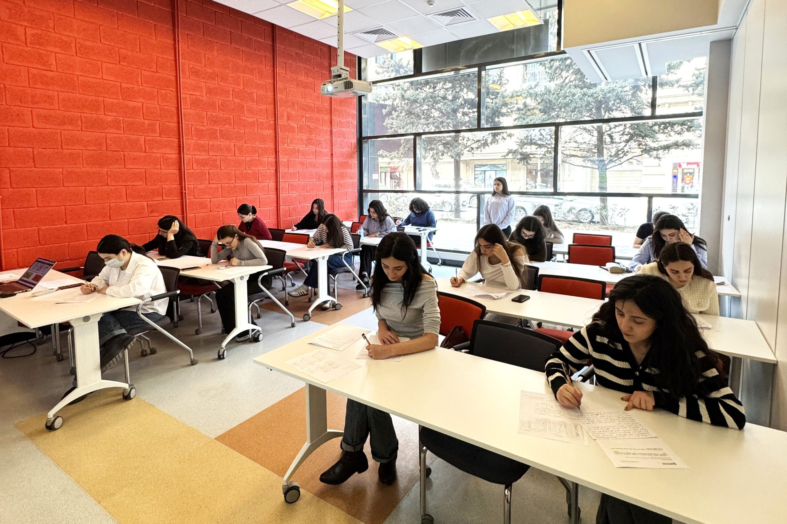 “Parla” təqaüd və inkişaf proqramına yeni qəbul olunan qızlar üçün dil səviyyəsinin müəyyənləşdirilməsi mərhələsinə start verilib