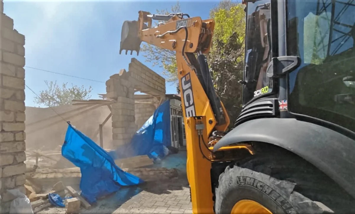 Gəncədə qanunsuz inşa olunan tikili sökülüb