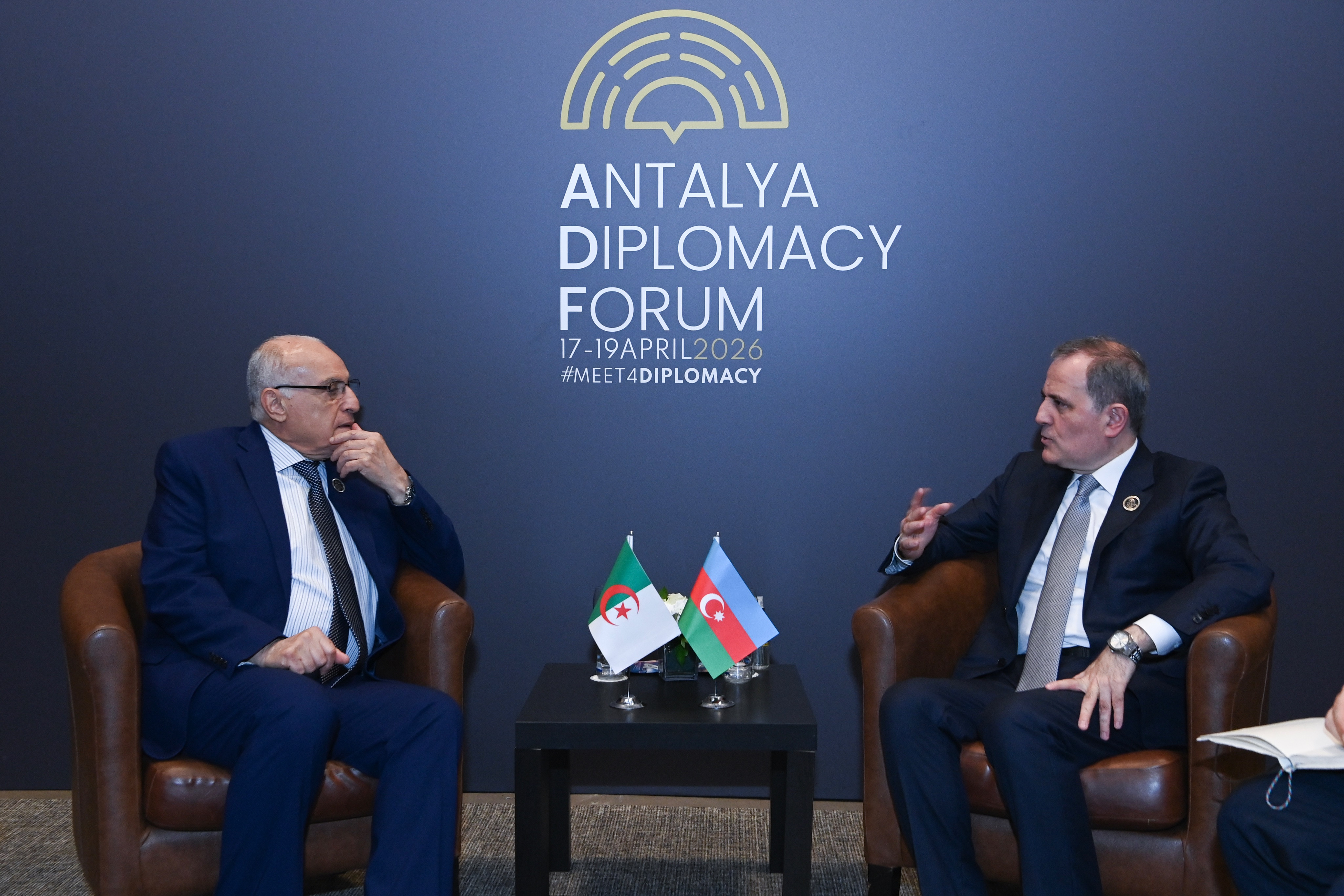 Ceyhun Bayramov əlcəzairli həmkarı ilə Yaxın Şərqdəki gərginliyi müzakirə edib