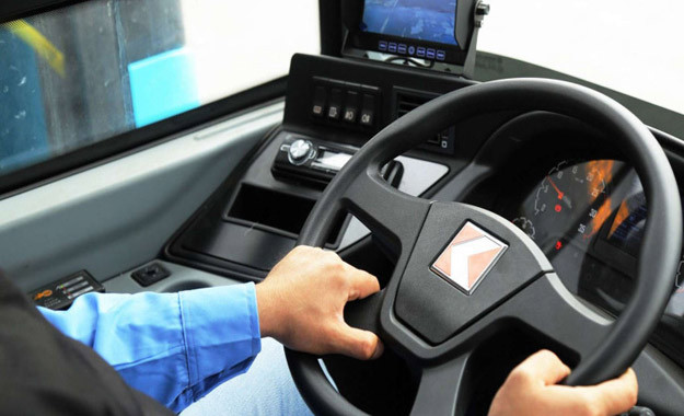 Avtobus sürücüsü sükan arxasında öldü