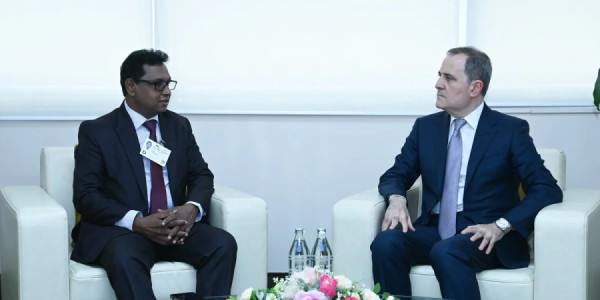 Ceyhun Bayramov şri-lankalı nazirlə ikitərəfli münasibətlərin inkişafını müzakirə edib
