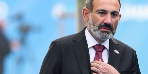 Karapetyan: Paşinyan əvvəl ilahiyyatçı, sonra musiqiçi, indi də iqtisadçı oldu