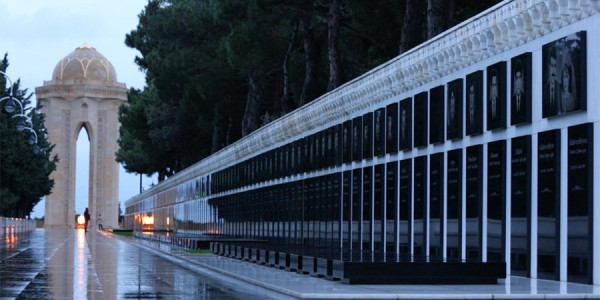 Latviya Prezidenti Şəhidlər xiyabanını ziyarət edib