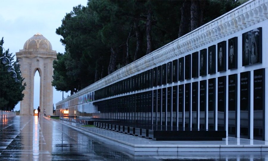 Latviya Prezidenti Şəhidlər xiyabanını ziyarət edib