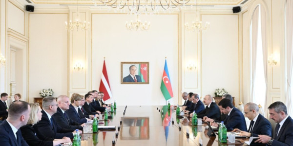 Azərbaycan və Latviya prezidentlərinin geniş tərkibdə görüşü keçirilib