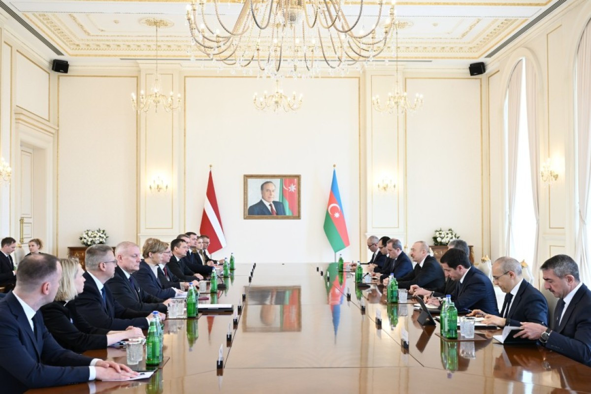Azərbaycan və Latviya prezidentlərinin geniş tərkibdə görüşü keçirilib
