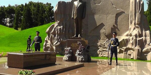 Latviya Prezidenti Heydər Əliyevin məzarını ziyarət edib