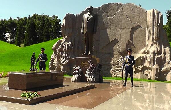 Latviya Prezidenti Heydər Əliyevin məzarını ziyarət edib