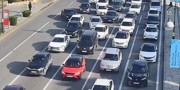 Bakının bəzi yollarında nəqliyyatın hərəkətində sıxlıq yaranıb