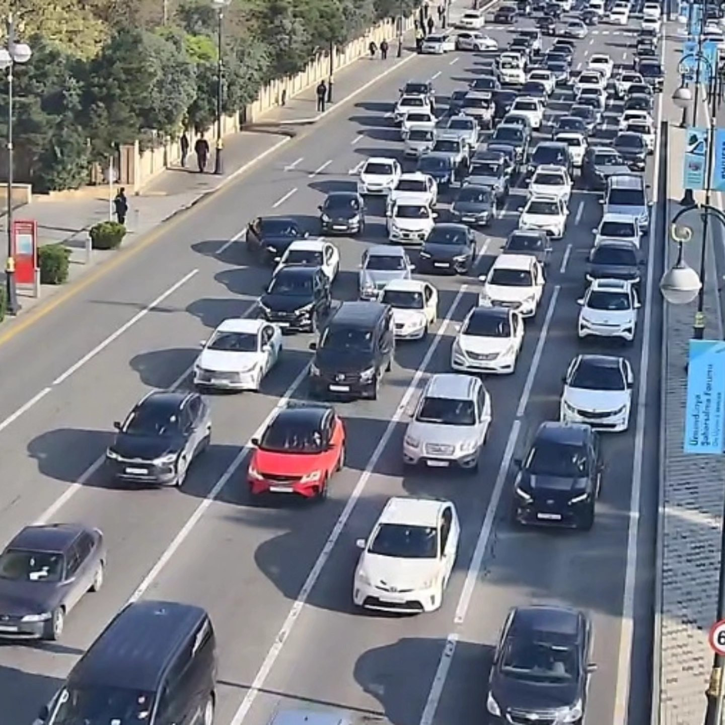 Bakının bəzi yollarında nəqliyyatın hərəkətində sıxlıq yaranıb