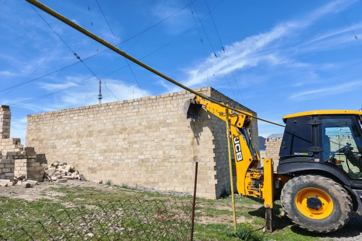 Gəncə və Göygöldə qanunsuz tikililər sökülüb