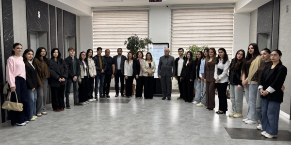 Dağbəyi İsmayılov BDU tələbələri ilə görüşdü