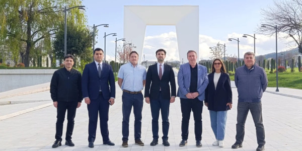 Toni MakKormakın başçılıq etdiyi nümayəndə heyəti Xankəndinin Zəfər meydanına olub