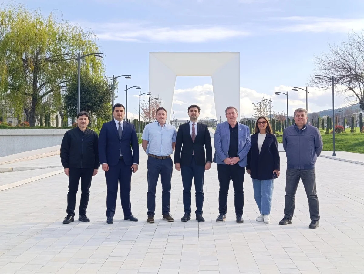 Toni MakKormakın başçılıq etdiyi nümayəndə heyəti Xankəndinin Zəfər meydanına olub