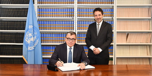 Tofiq Musayev BMT-nin barışıq sazişləri haqqında konvensiyasını imzalayıb