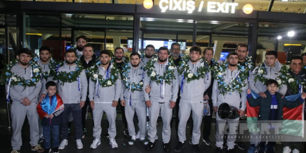 Yunan-Roma güləşi üzrə Avropa çempionu olan Azərbaycan millisi Bakıya qayıdıb