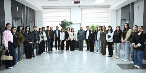 Dağbəyi İsmayılov BDU tələbələri ilə görüşdü