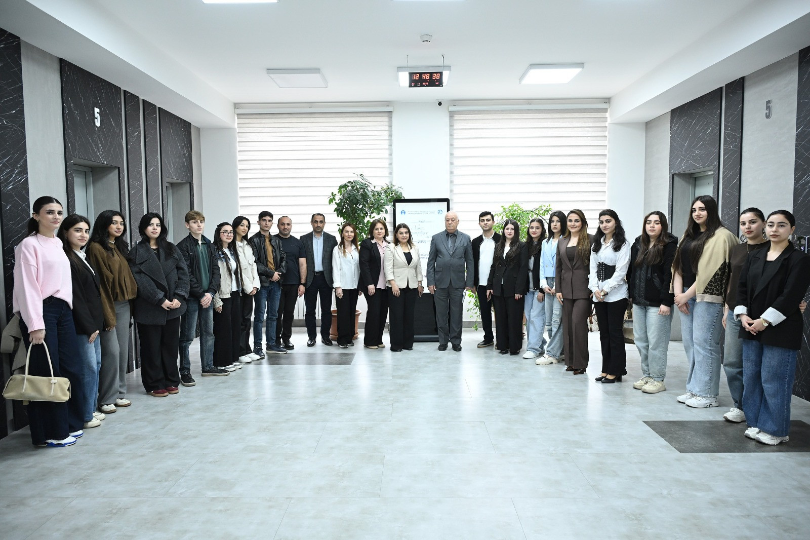 Dağbəyi İsmayılov BDU tələbələri ilə görüşdü