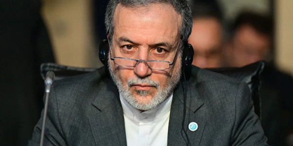 Əraqçi pakistanlı həmkarı ilə telefonla danışdı -